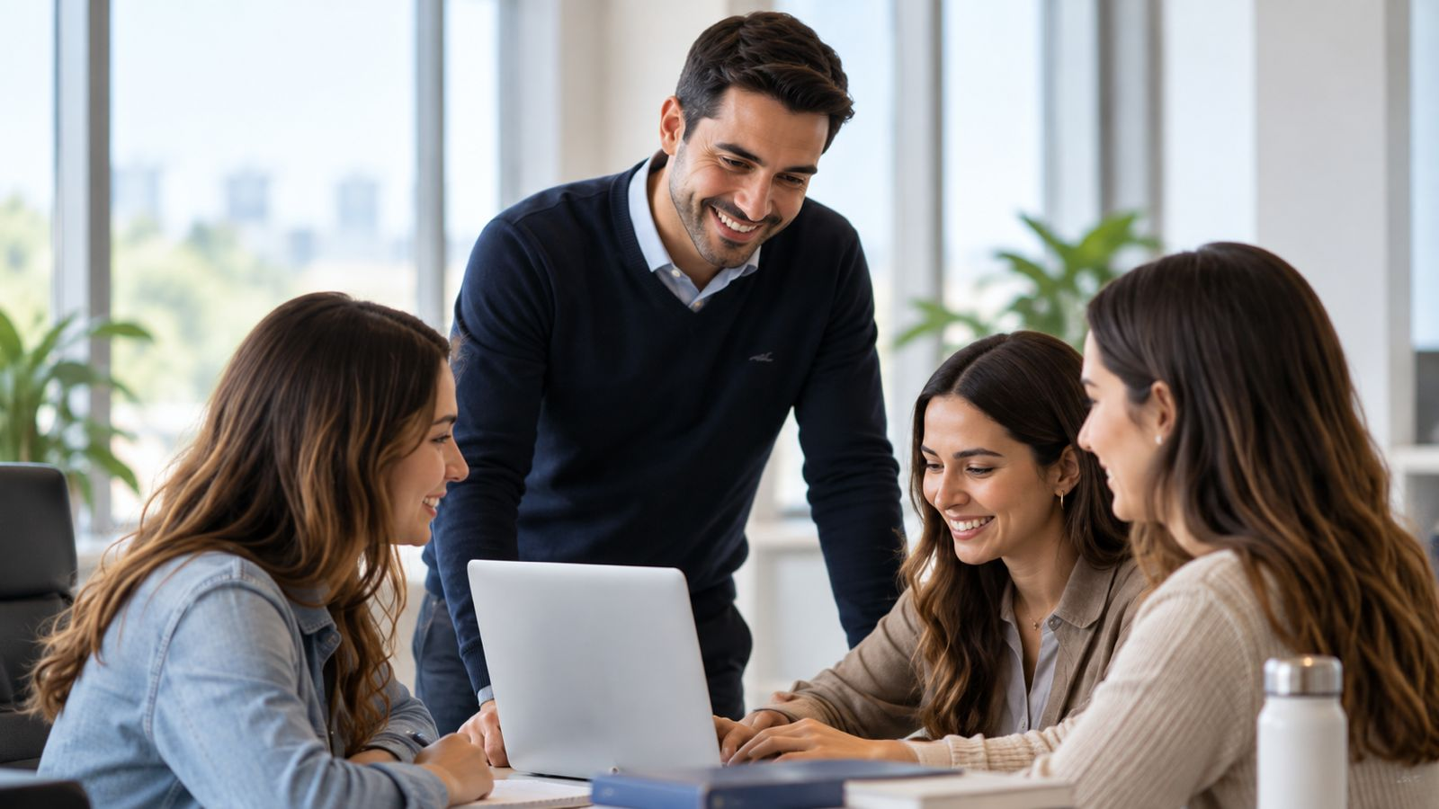 Equipo de docentes y estudiantes trabajando juntos